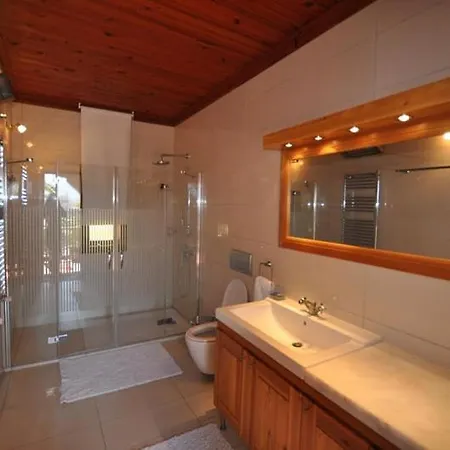 St John's House With Private Pool, Gardens & Sauna بيت للعطل سلجوك