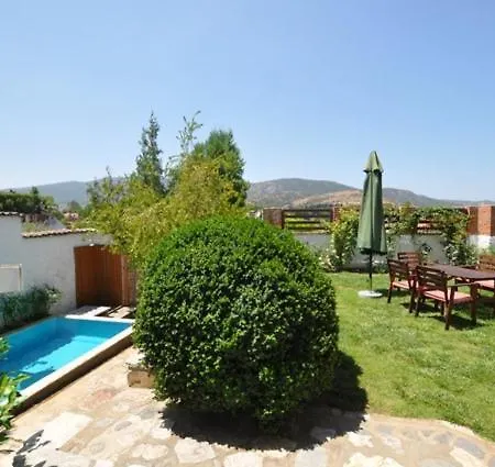 St John's House With Private Pool, Gardens & Sauna بيت للعطل *